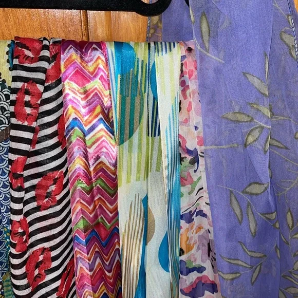 8 women’s scarves - Picture 3 of 11